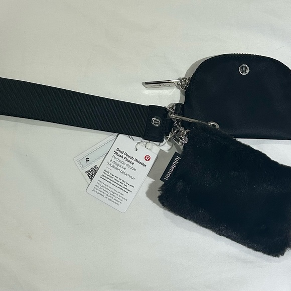 Lululemon Dual Pouch Wristlet Plush Fleece Black‎ NWT - Picture 1 of 3